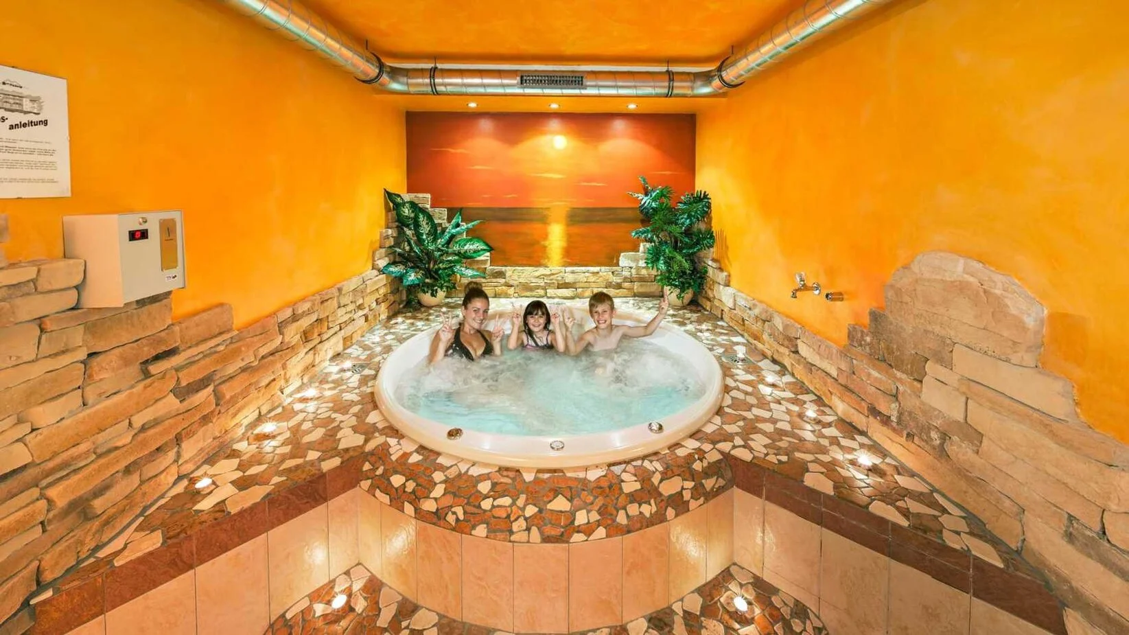 Bild Whirlpool Whirlpool im Wellnessbereich im Apart Hotel Bergkönig in Fiss